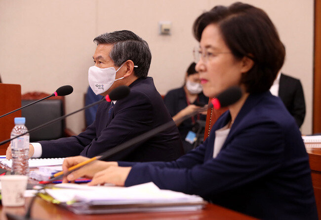 7월 27일 국회 법제사법위원회 전체회의에 참석한 추미애 법무부 장관(오른쪽)과 정경두 국방부 장관. [장승윤 동아일보 기자] 