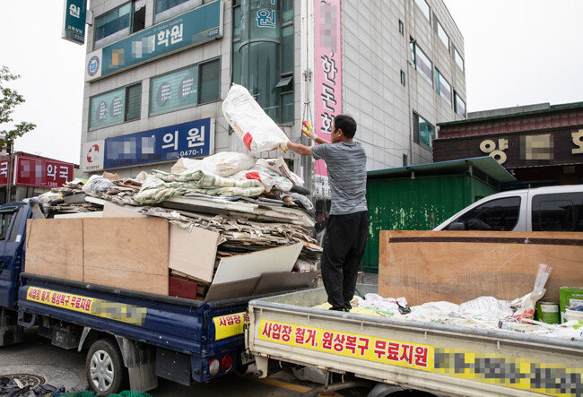 9월 5일 경기 안성시에서 철거업체 직원이 폐업한 학원에서 뜯어낸 시설물을 정리하고 있다.