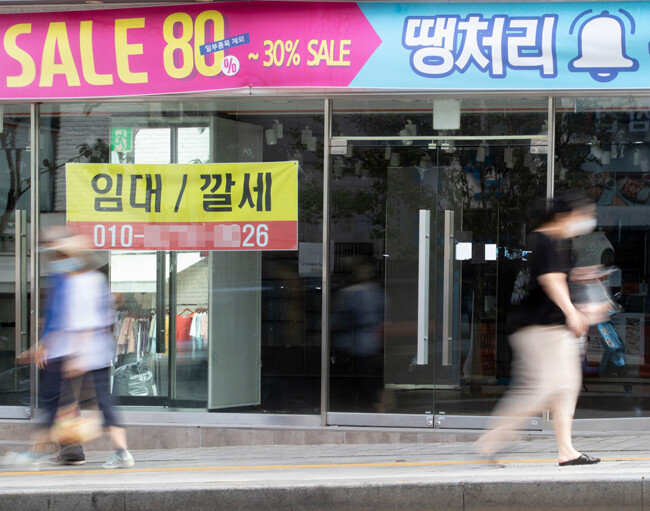 9월 3일 서울 용산구 한 건물. 텅 빈 상가에 임차인을 구하는 현수막이 걸려 있다.