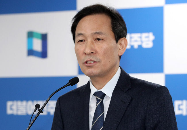 우상호 더불어민주당 의원은 9월 9일 연합뉴스와의 통화에서 추미애 법무부 장관 아들 서모(27) 씨의 병역 특혜 의혹에 대해 “카투사 자체가 편한 군대라 논란은 아무런 의미가 없다”고 발언했다. [뉴스1]