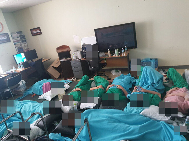 8월 28일 중앙보훈병원 간호사들이 간격을 두지 못한 채 집단으로 격리돼 있다. [페이스북 캡처]