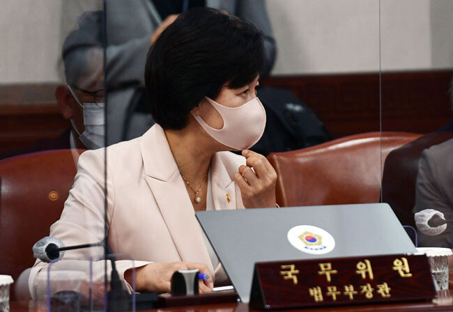 9월 10일 추미애 법무부 장관이 서울 종로구 정부서울청사에서 열린 임시 국무회의에 참석했다. 추 장관은 아들의 병가 연장을 위해 국방부에 민원을 넣었다는 내용의 군 내부 문건이 공개되는 등 의혹이 계속 커지고 있지만 침묵하고 있다. [김동주 동아일보 기자]