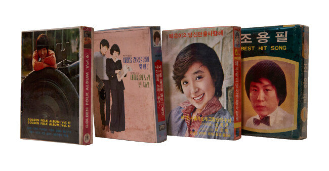 추억의 대중가요 8트랙 오디오 테이프들. 일명 8트랙 카트리치 테이프로도 불렸다. 최초의 자동차용 음악 포맷으로 인기가 높아 1970년대 대부분의 앨범이 8트랙 카트리지 테이프로 출시되었다.