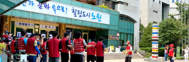 노원구서비스공단 노조가 ‘65세 정년 보장’ 등을 주장하며 농성을 하고 있다.