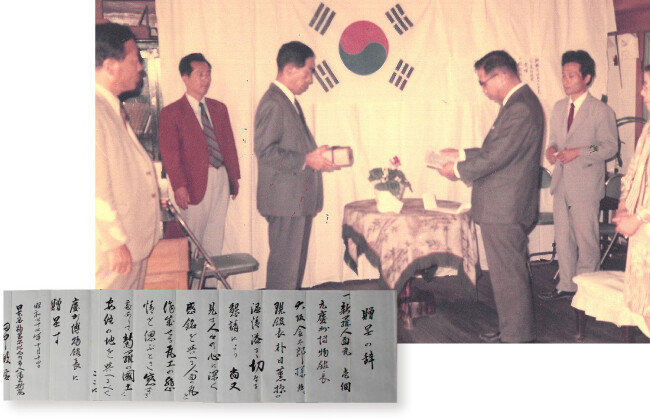 다나카 도시노부(田中敏信·1905~1993)가 경주박물관에 얼굴무늬 수막새를 기증하고 있다(위). 기증 당시 다나카가 경주박물관에 전달한 기증서. [경주박물관 제공]
 