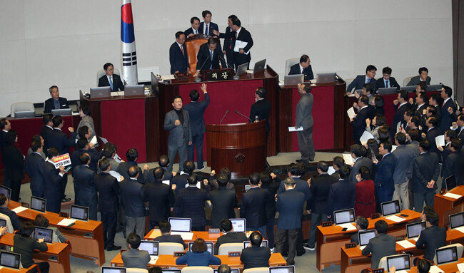 2019년 12월 23일 열린 국회 본회의에서 야당 의원들이 문희상 당시 국회의장에게 항의하고 있다. [양회성 동아일보 기자]