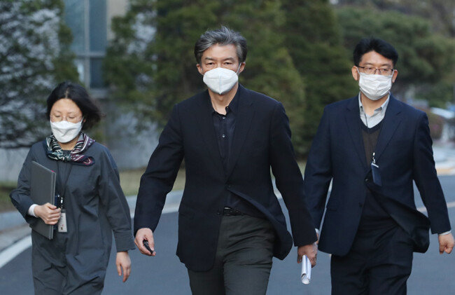 조국 전 법무부 장관이 4월 14일 서울 도봉구 서울북부지방법원에서 보수 유튜버 우모 씨를 피고인으로 하는 명예훼손 재판을 마치고 나오고 있다. 우씨는 2018년 3월 유튜브 채널에서 ‘조 전 장관이 2018년 1월에서 2월 초 사이 국정농단 재판 주심 김세윤 부장판사를 청와대 인근에서 만나 식사했다는 제보를 받았다’는 내용을 방송했다. 이에 조 전 장관은 2019년 우씨를 경찰에 고소했다. [뉴스1]