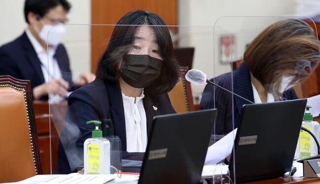 윤미향 더불어민주당 의원이 9월 15일 국회 환경노동위원회 전체회의에서 질의하고 있다. [김동주 동아일보 기자]