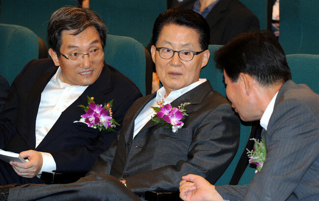 2012년 7월 16일 박지원 당시 민주통합당 원내대표(가운데)가 서울 여의도 국회도서관 대강당에서 열린 신성장산업포럼 창립기념 ‘스마트러닝 세미나’에서 포럼 공동대표인 노영민(왼쪽), 김진표 의원과 얘기를 나누고 있다. [뉴스1]