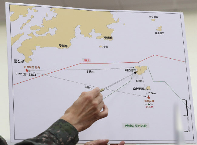안영호 합동참모본부 작전본부장이 9월 24일 오후 서울 여의도 국회에서 열린 국방위원회 전체회의에서 지도를 들고 연평도 인근 실종 공무원 북한 피격 사건 관련 보고를 하고 있다. [뉴스1]