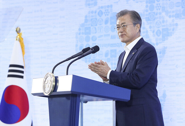2019년 6월 19일 문재인 대통령이 경기 안산시 스마트제조혁신센터에서 열린 ‘제조업 르네상스 비전 선포식’에서 박수치고 있다. [뉴스1]