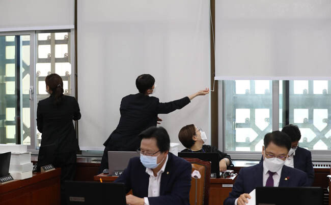 8월 26일 서울 여의도 국회에서 열린 보건복지위원회 전체회의에서 국회 사무처 직원들이 코로나19 확산 방지를 위해 환기를 시키고 있다. [뉴스1]