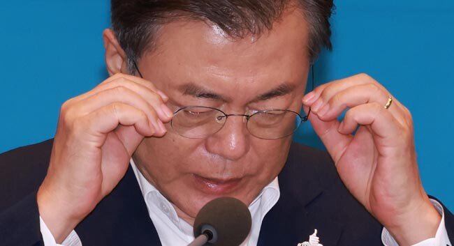 9월 28일 오후 청와대에서 문재인 대통령이 수석·보좌관 회의를 주재하며 안경을 매만지고 있다. [청와대사진기자단]