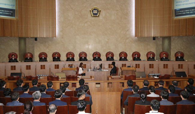 2019년 8월 29일 서울 서초구 대법원 대법정에서 방청객들이 이른바 ‘국정농단’ 사건 상고심 선고를 지켜보고 있다.