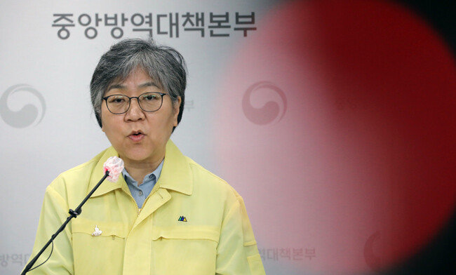정은경 질병관리청장이 9월 22일 독감백신 상온 노출이 확인돼 무료 접종을 잠정 중단한다는 내용의 언론 브리핑을 하고 있다. [뉴스1]