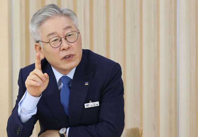 7월 27일 경기 수원시 경기도청에서 ‘동아일보’와 인터뷰 중인 이재명 경기지사.[김재명 동아일보 기자]