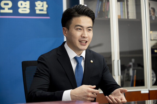 오영환 민주당 의원은 “가연성 건축자재 사용을 금지해야 한다”고 강조했다. [지호영 기자]