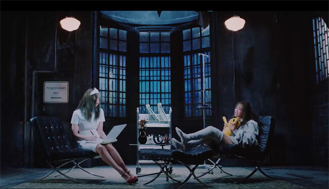 걸그룹 블랙핑크 신곡 ‘러브식 걸즈(Lovesick Girls)’ 뮤직비디오 한 장면. 멤버 제니가 간호사 복장을 입고 있다. [유튜브 캡처]