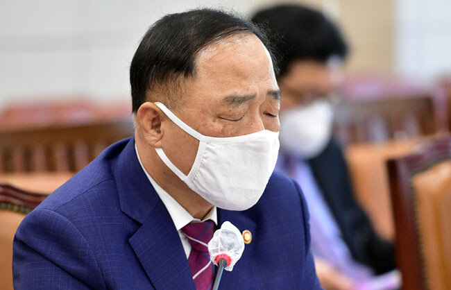 10월 8일 홍남기 경제부총리 겸 기획재정부 장관이 국회 기획재정위원회 기재부 국정감사에 출석했다. [뉴시스]
