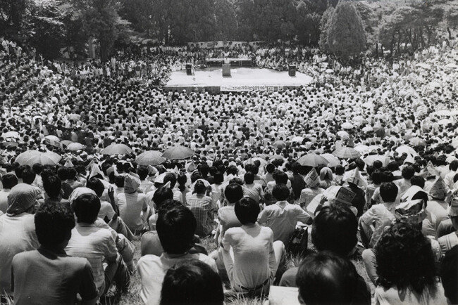 민주화운동이 한창이던 1987년 7월 3일 서울 서대문구 연세대 노천극장에서 학생과 시민 등 1만5000여 명이 참석한 시국대토론회가 열렸다. [동아DB]