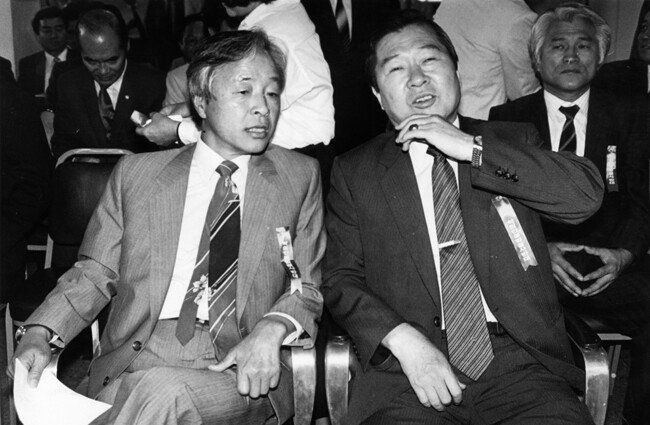 1985년 8월 15일 민주화추진협의회 사무실에서 열린 ‘광복 40주년 기념식’에 참석한 김영삼(왼쪽), 김대중 전 대통령. 
