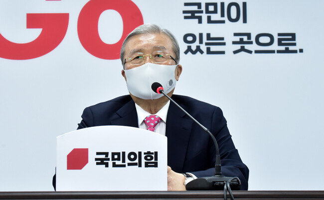 김종인 국민의힘 비상대책위원회 위원장이 10월 5일 비대위 회의에서 발언하고 있다. 그는 이날 “노사관계와 노동법 개편을 정부에 제의한다”고 말했다. [김동주 동아일보 기자]