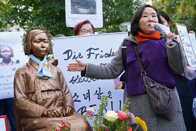 한정화 코리아협의회 대표가 소녀상 옆에서 철거의 부당함을 알리고자 연설하고 있다. [GettyImage]
