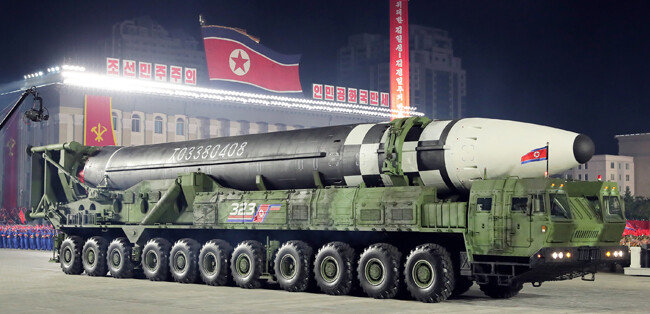 북한이 10월 10일 노동당 창건 75주년 열병식에서 공개한 신형 ICBM. [노동신문=뉴스1]