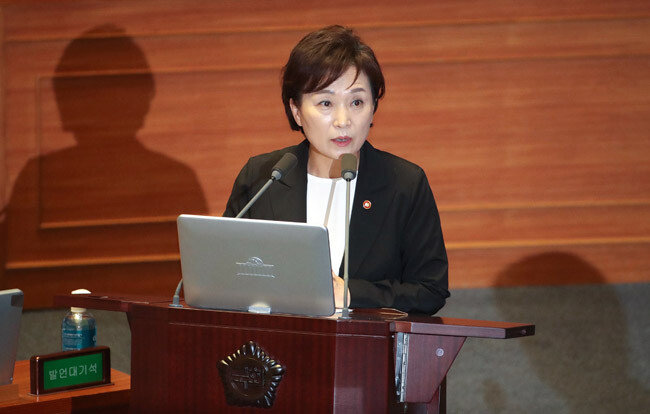 7월 23일 김현미 국토교통부 장관이 국회 대정부질문에서 질의에 답하고 있다. [뉴시스]
