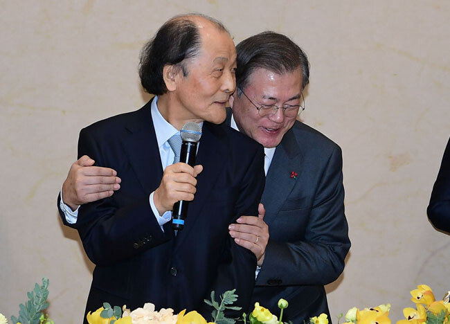 문재인 대통령이 1월 8일 서울 서초구 예술의전당에서 열린 문화예술인 신년인사회에서 조정래 작가와 인사하고 있다. [청와대사진기자단]