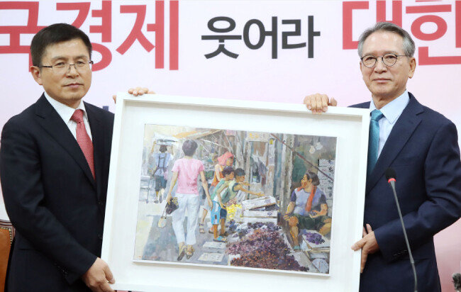 황교안 자유한국당 당시 대표가 1월 17일 서울 여의도 국회에서 한국당 공천관리위원장으로 임명된 김형오 전 의장과 회동, 그림을 선물받고 있다.  [뉴시스]