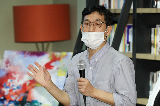 조정래 작가가 ‘친일파 단죄’ 발언을 ‘광기’라고 비판한 진중권 전 동양대 교수에 대해 “무례와 불경을 저지르고 있다”며 법적 대응 방침을 밝혔다. 사진은 진 전 교수가 9월 25일 서울 강남구 최인아책방에서 열린 ‘한번도 경험해보지 못한 나라(조국흑서)’ 저자 간담회에 참석한 모습. [뉴스1] 