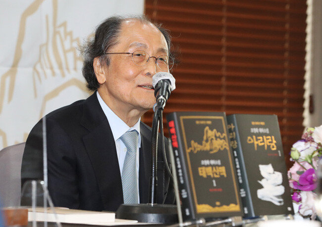 조정래 작가가 10월 12일 서울 중구 프레스센터에서 열린 등단 50주년 기념 기자간담회에서 발언하고 있다. [뉴스1]