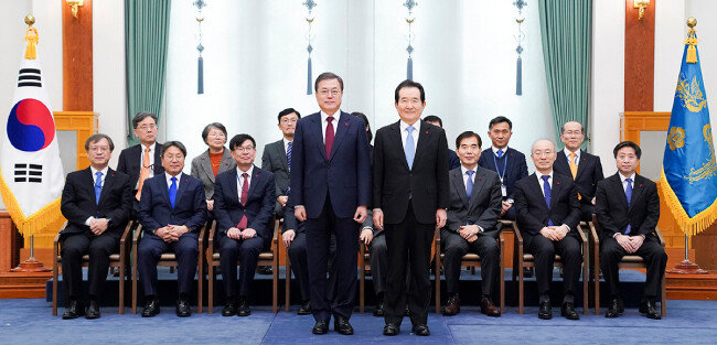 문재인 대통령이 1월 14일 청와대에서 정세균 국무총리에게 임명장을 수여한 뒤 기념촬영을 하고 있다. [청와대 제공]