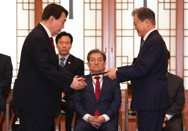 문재인 대통령이 지난해 7월 25일 청와대에서 윤석열 검찰총장에게 임명장을 주고 있다.  [청와대사진기자단]
