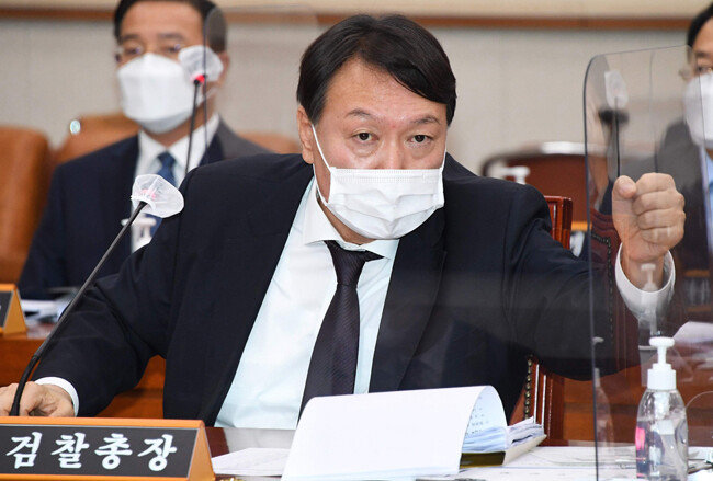 윤석열 검찰총장이 10월 22일 대검찰청 국정감사에서 국회의원의 질의에 주먹을 쥔 채 답하고 있다. 윤 총장은 이날 추미애 법무부 장관의 수사지휘권 발동에 대해 “위법하고 부당하다”고 말했다. [사진공동취재단]
