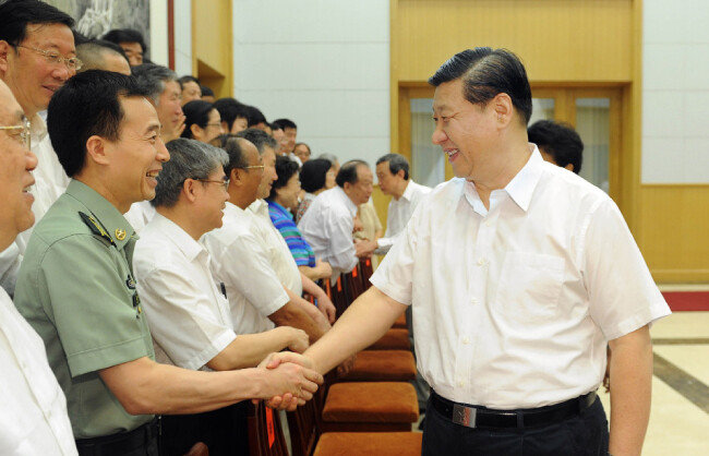 2012년 8월 5일 중국 허베이성 베이다이허(北戴河)에서 시진핑 당시 국가 부주석(오른쪽)이 과학기술자 등 초대받은 전문가와 악수를 나누고 있다.  [뉴시스]