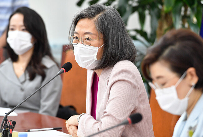 이수정 경기대 범죄심리학과 교수(가운데)가 8월 20일 서울 여의도 국회에서 열린 국민의힘 성폭력대책특별위원회 제1차 회의에서 인사말을 하고 있다. [사진공동취재단]