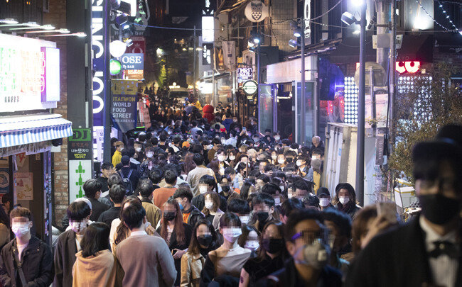 10월 31일 서울 용산구 이태원동 골목이 핼러윈을 즐기는 인파로 가득하다. 