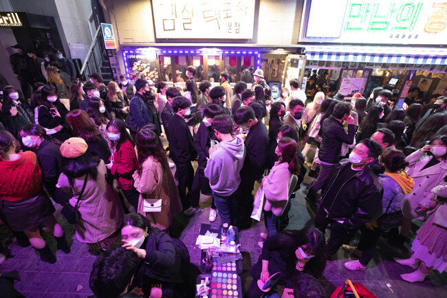 10월 31일 서울 용산구 이태원동 골목을 가득 메운 인파. 
