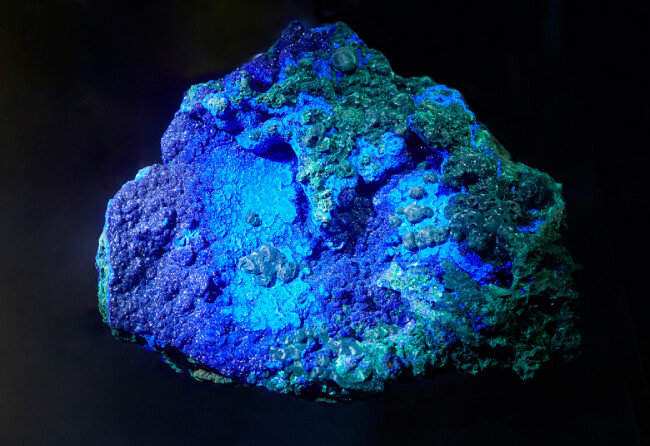 남동석과 공작석(Azurite/Malachite)  청색 계열은 남동석, 초록색 계열은 공작석으로, 시간이 흐르면서 남동석이 공작석으로 변해가는 과정을 보여준다. 르네상스 시대 화가들이 가장 선호한 푸른색과 초록색 안료의 재료였다.
