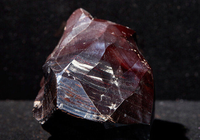적철석(Hematite)  철을 만들 수 있는 실용적 광물. 광택이 아름다워 준보석으로 사용되기도 한다.
