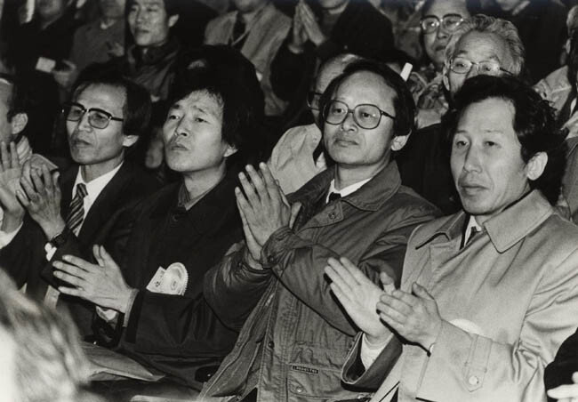 1989년 2월 21일 서울 서대문구 연세대에서 전국민족민주운동연합(전민련)이 결성대회를 갖고 정식 출범했다. 오른쪽부터 김근태, 이부영, 장기표 씨. [동아DB]
