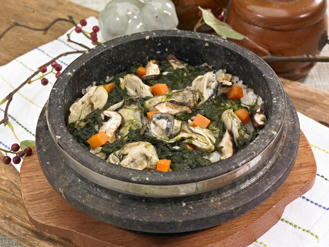밥 뜸을 들일 때 굴을 넣으면 향긋한 굴솥밥이 된다. [GettyImages]