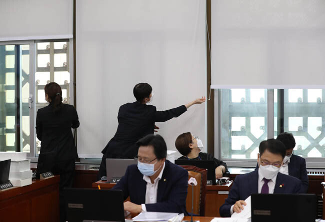 8월 26일 서울 여의도 국회에서 열린 보건복지위원회 전체회의에서 국회 사무처 직원들이 환기를 하려고 창문을 열고 있다. [뉴스1]