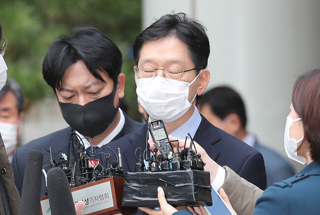 김경수 경남지사(가운데)가 6일 서울 서초구 서울고등법원에서 열린 컴퓨터 등 장애 업무방해 혐의 등에 대한 항소심 선고 공판을 마치고 심경을 밝히고 있다. [뉴스1]