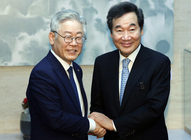 이낙연 당시 더불어민주당 당 대표 후보가 7월 30일 경기 수원시 팔달구 경기도청에서 이재명 경기지사와 접견하고 있다. [박영대 동아일보 기자]