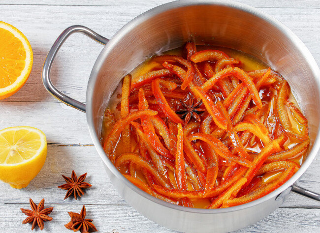 길쭉길쭉하게 썬 오렌지 껍질을 설탕물에 조리면 맛있는 간식이자 풍미 넘치는 요리 재료가 된다.  [GettyImage]