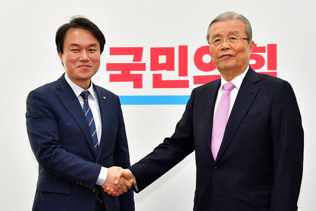10월 13일 김종철 정의당 대표가 국회에서 김종인 국민의힘 비상대책위원장을 예방하고 있다. 이날 두 사람은 노동개혁에 관해 각각 덴마크 모델(김종철)과 스웨덴 모델(김종인)을 거론하며 즉석 대담을 펼쳤다. [김동주 동아일보 기자]