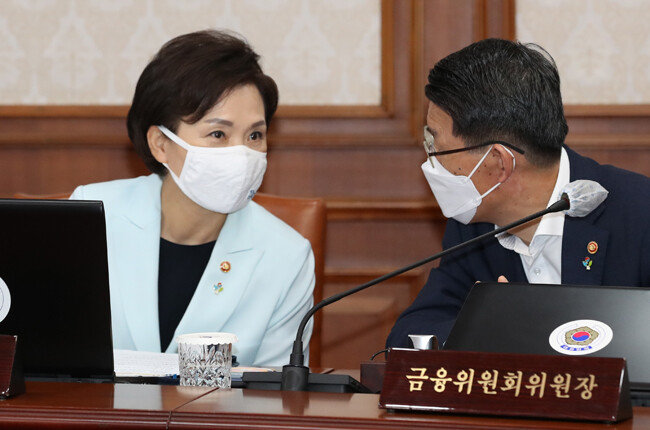 김현미 국토교통부 장관(왼쪽)과 은성수 금융위원회 위원장이 6월 16일 서울 종로구 정부서울청사에서 열린 국무회의에서 대화하고 있다. [뉴스1]
